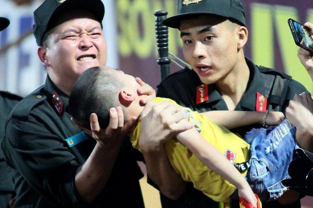 Dai uy CSCD ke luc nen dau cuu be trai o san Thien Truong hinh anh