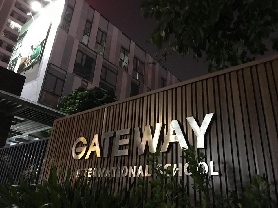 Be trai tu vong vi bi bo quen tren xe: Truong Gateway noi doi? hinh anh