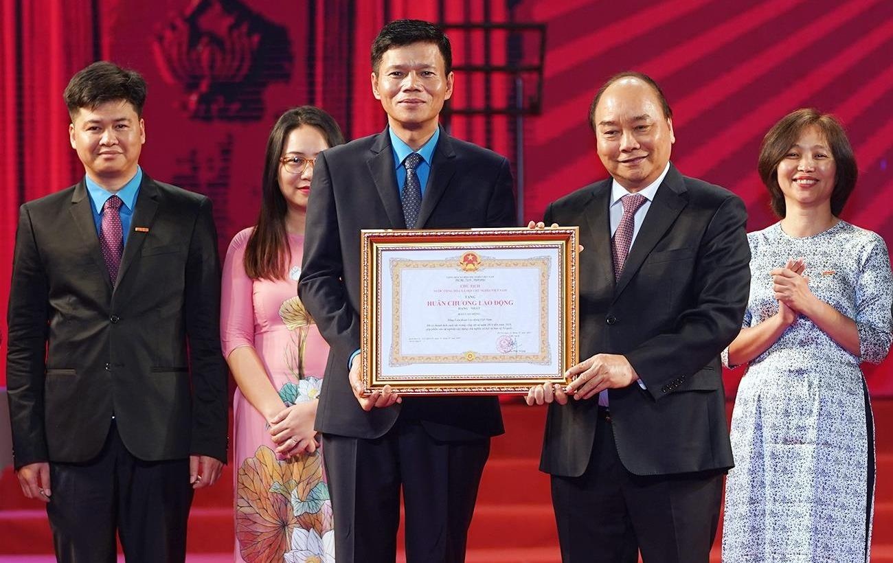 Bao Lao dong nhan huan chuong hang nhat dip 90 nam thanh lap hinh anh