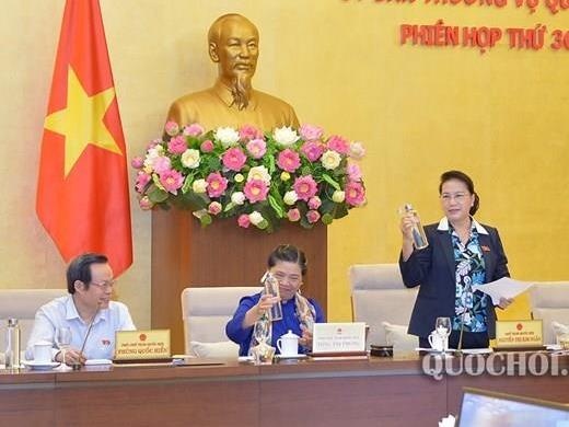 Quoc hoi bo chai nhua, dung binh thuy tinh trong cac buoi hop hinh anh