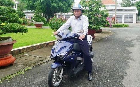 Chu tich tinh nen di xe may, giam doc so di xe dap de giam un tac? hinh anh