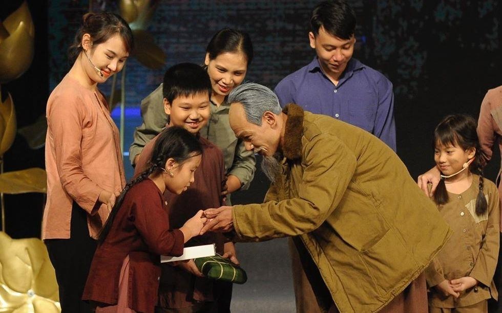 Tai hien chuyen Bac Ho tham gia dinh ngheo nhat Thu do dem giao thua hinh anh