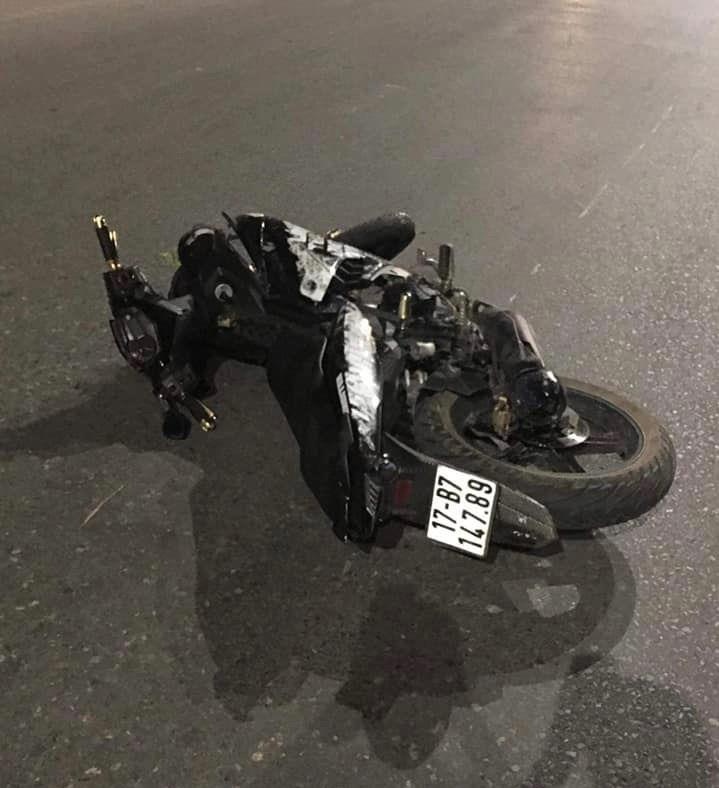 Xe Exciter đâm dải phân cách ảnh 1 Xe Exciter dam dai phan cach anh 1