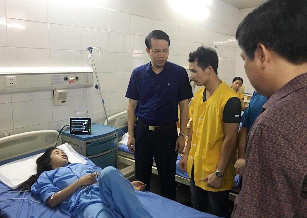 Nu sinh vu xe Exciter dam dai phan cach bi chan thuong so nao hinh anh