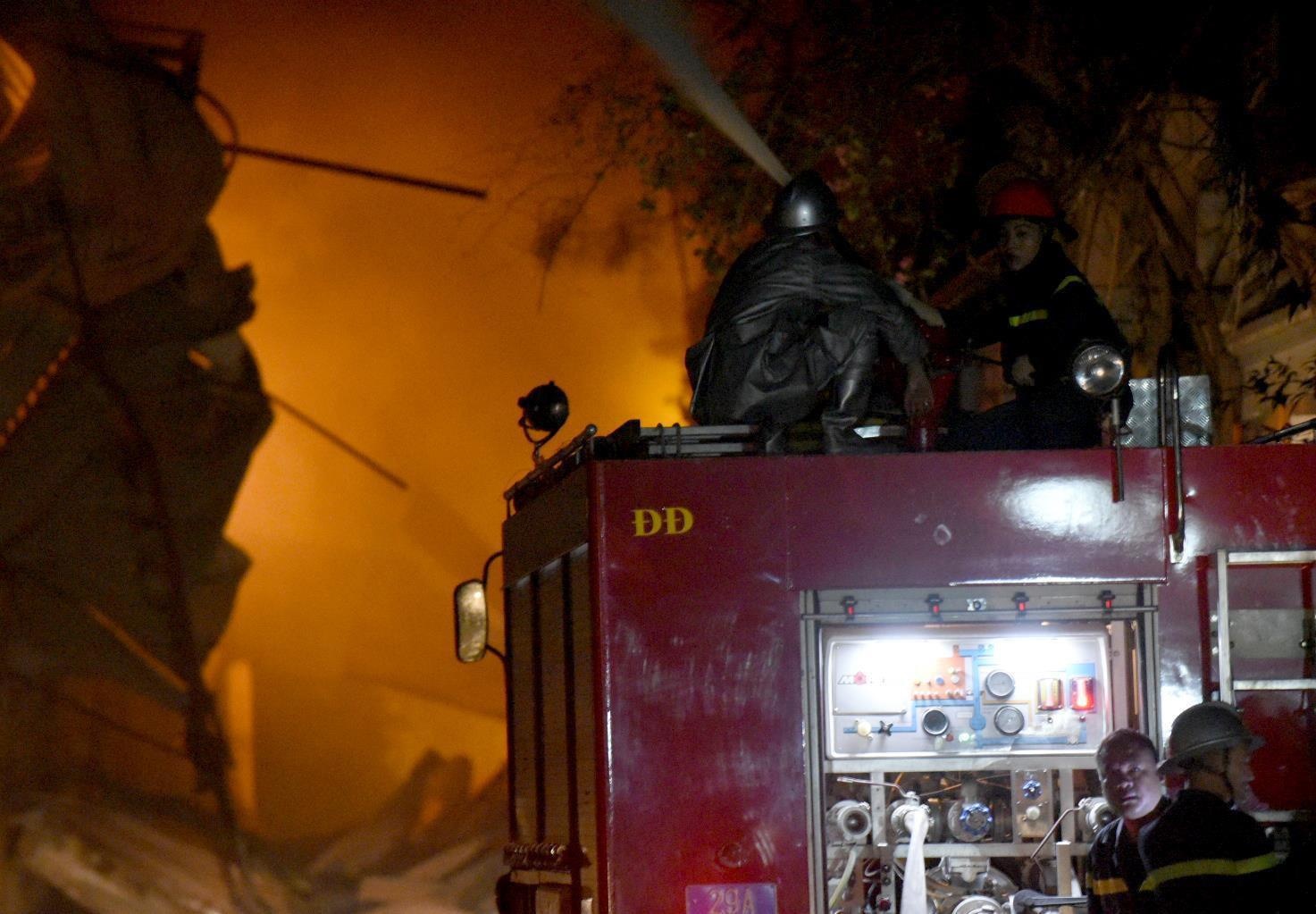 Lan dau tien huy dong gan 50 xe cuu hoa o vu chay Cong ty Rang Dong hinh anh