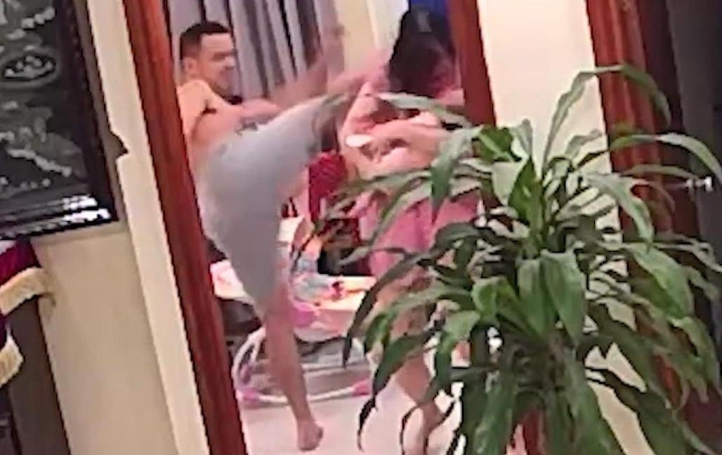 Vi sao nguoi vo bi ga 'vo su' vu phu danh dap rut don to cao? hinh anh