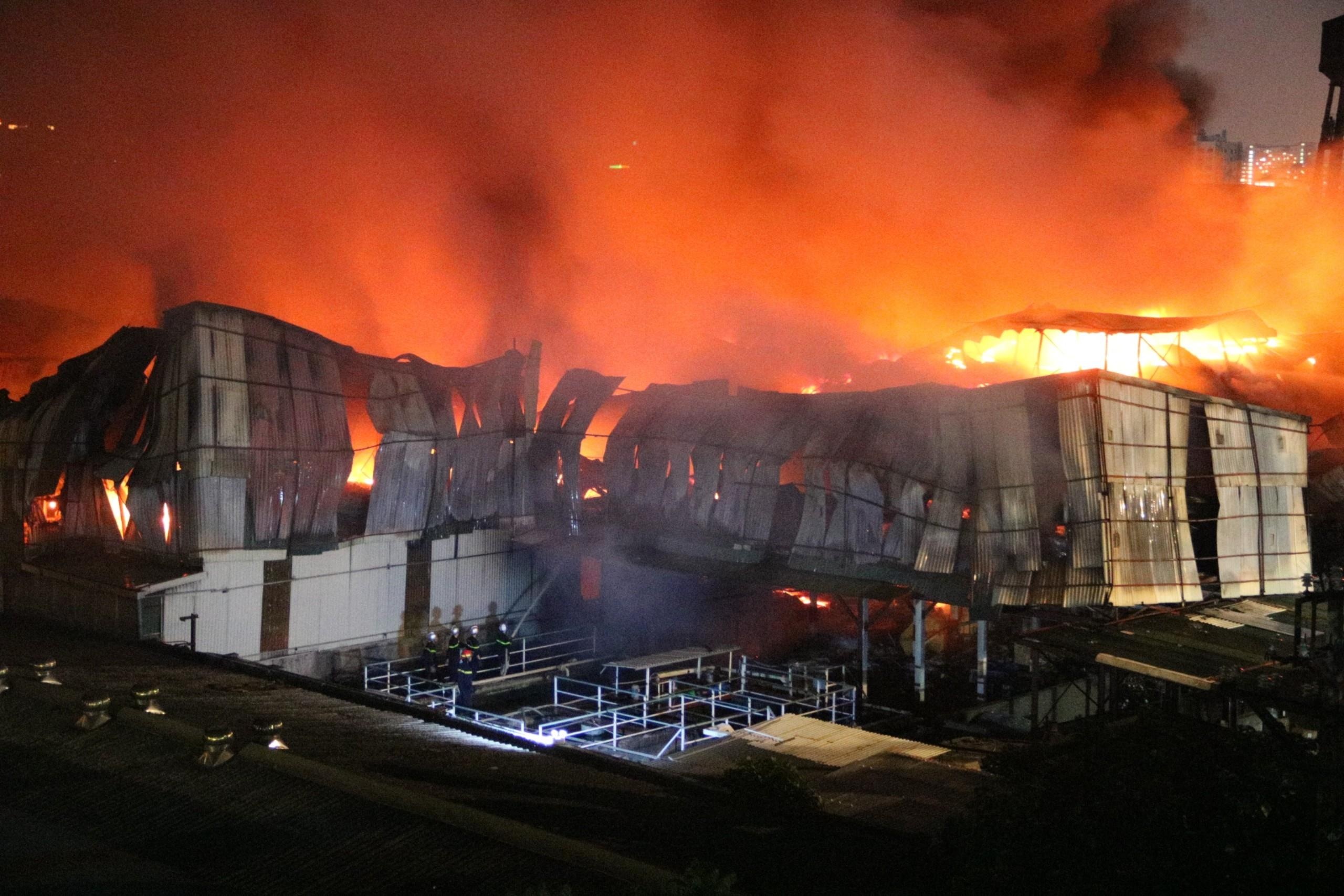 Cong an dieu tra vu chay 2.000 m2 kho xuong Cong ty Rang Dong hinh anh