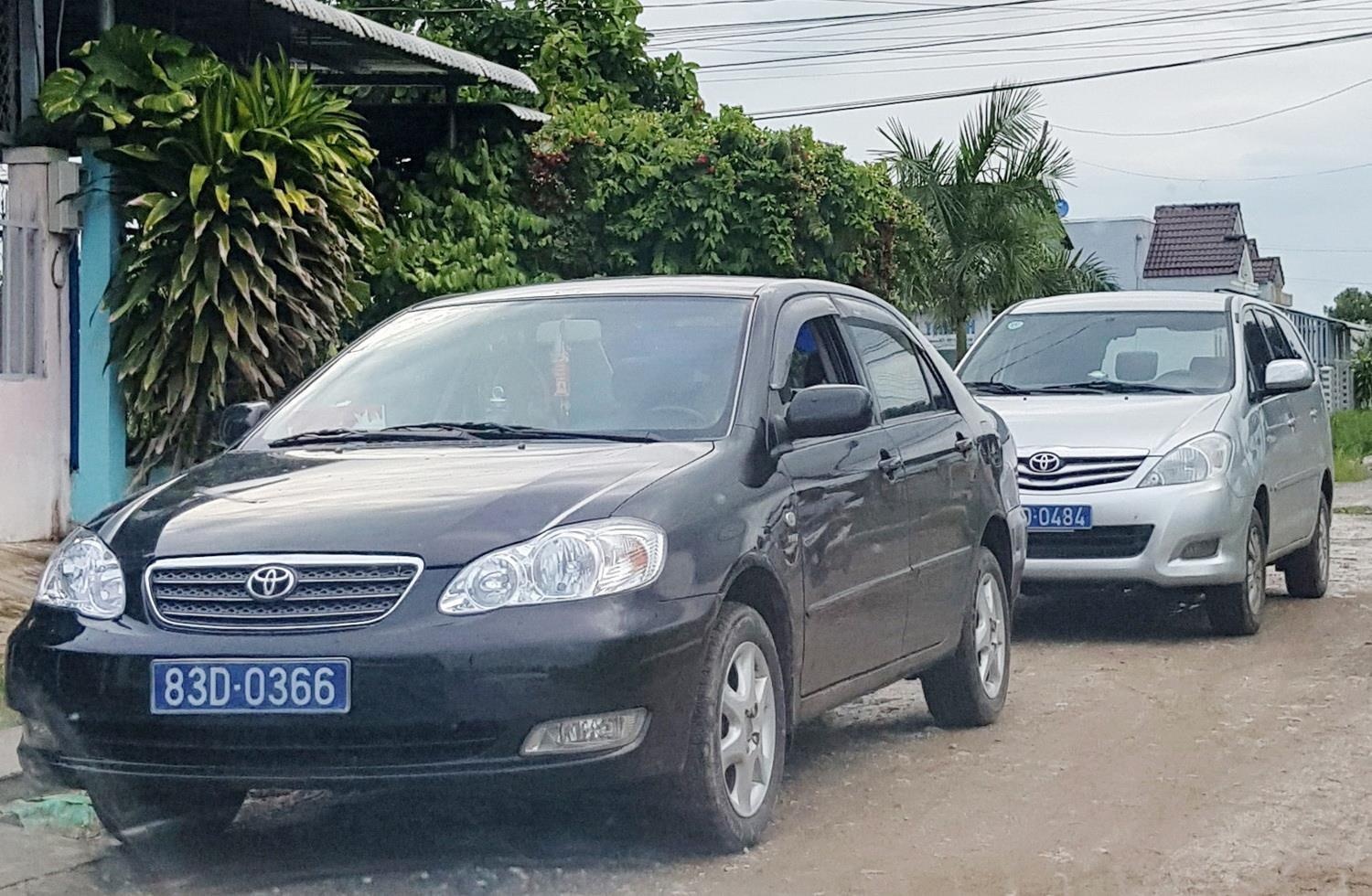 Nhân viên quán karaoke phải đeo biển tên ảnh 1 Nhan vien quan karaoke phai deo bien ten anh 1