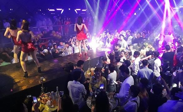 Chinh sach co hieu luc tu thang 9: Nhan vien karaoke phai deo bien ten hinh anh