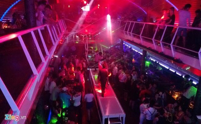 Nhân viên quán karaoke phải đeo biển tên ảnh 2 Nhan vien quan karaoke phai deo bien ten anh 2