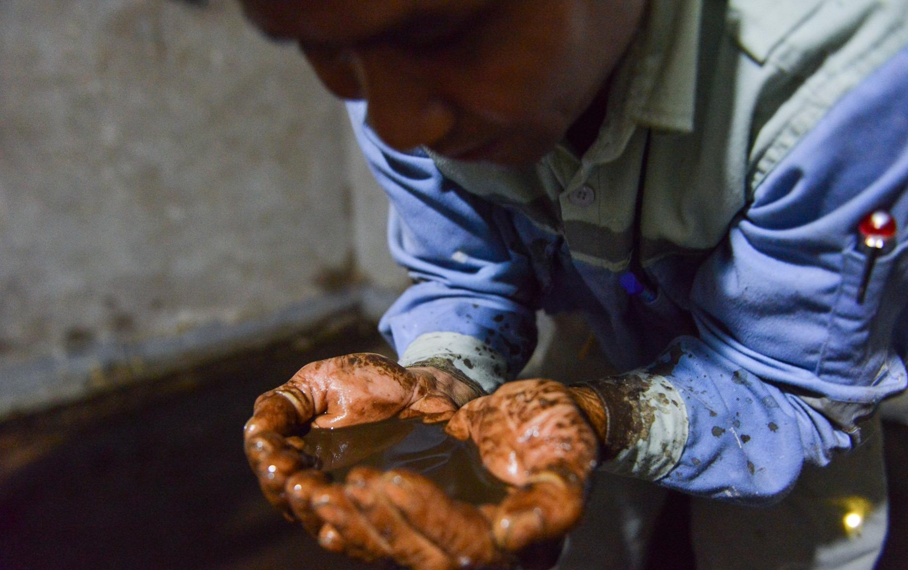 Dai bieu Quoc hoi ung ho dan kien cong ty nuoc sach song Da ra toa hinh anh