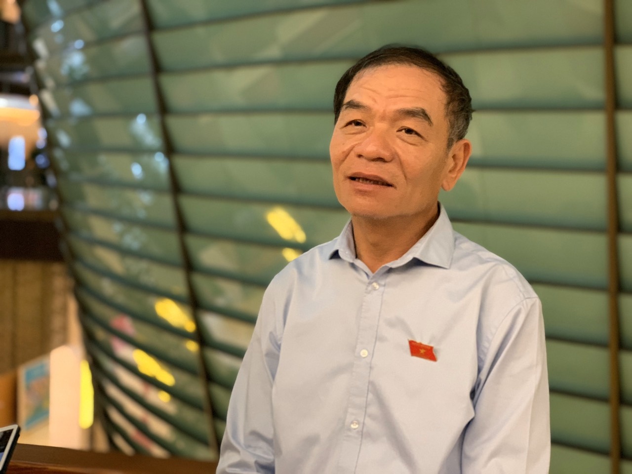 nhan vien goi dau thang tien len truong phong anh 2