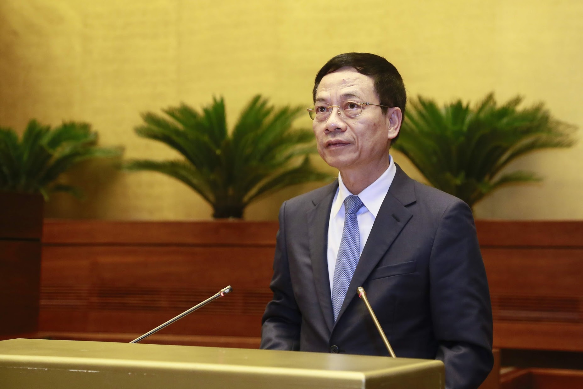 Bo truong Nguyen Manh Hung tra loi chat van anh 2