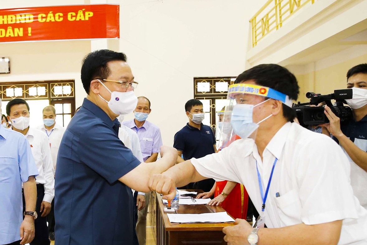 Chu tich Quoc hoi vao tam dich Bac Giang, Bac Ninh kiem tra bau cu hinh anh