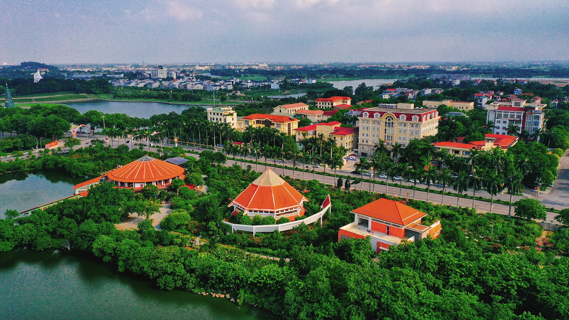 Chot viec sap nhap hang loat huyen, xa cua 11 tinh, thanh pho hinh anh