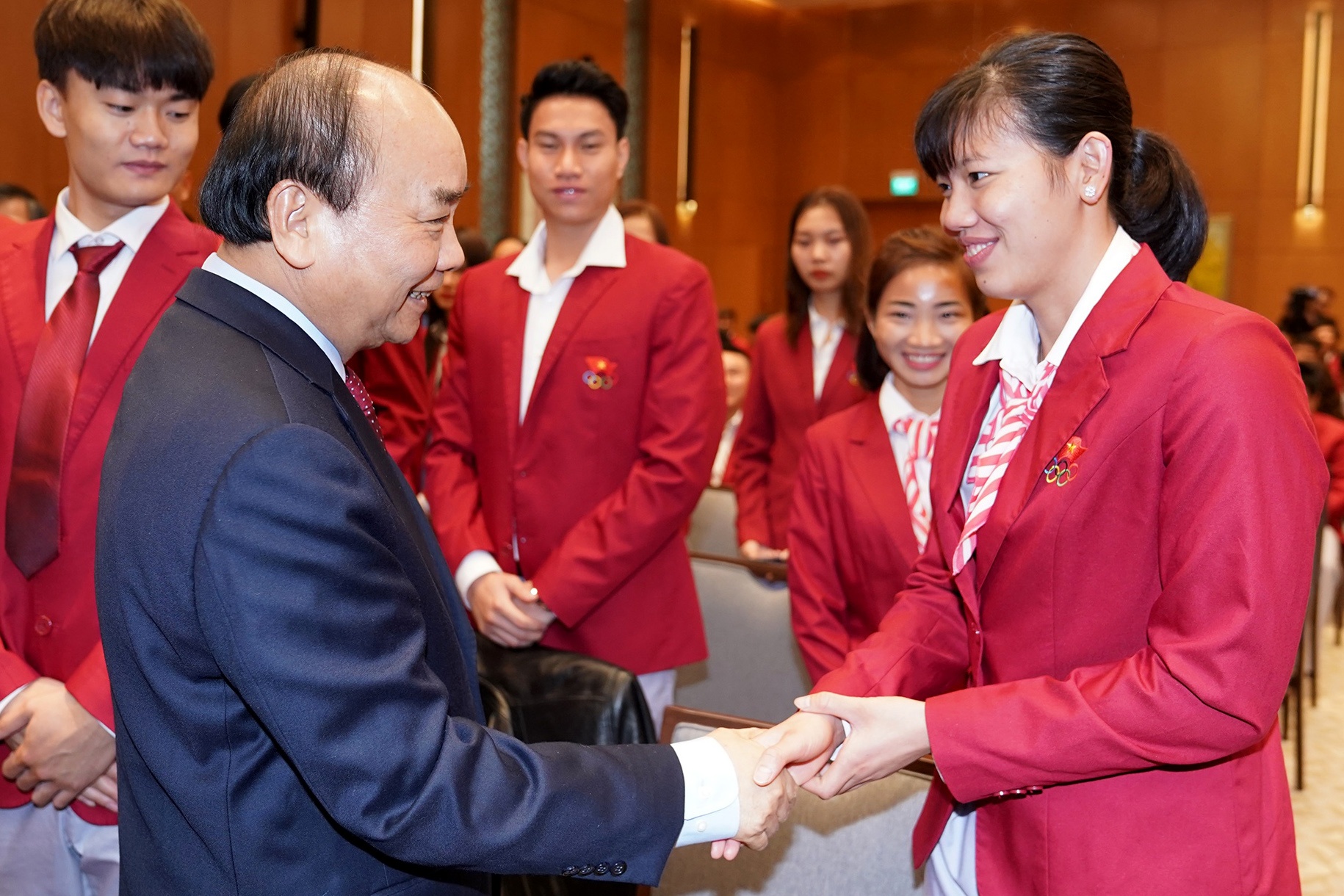 Thu tuong: ‘Dung de cac VDV sau khi giai nghe phai di ban banh mi’ hinh anh