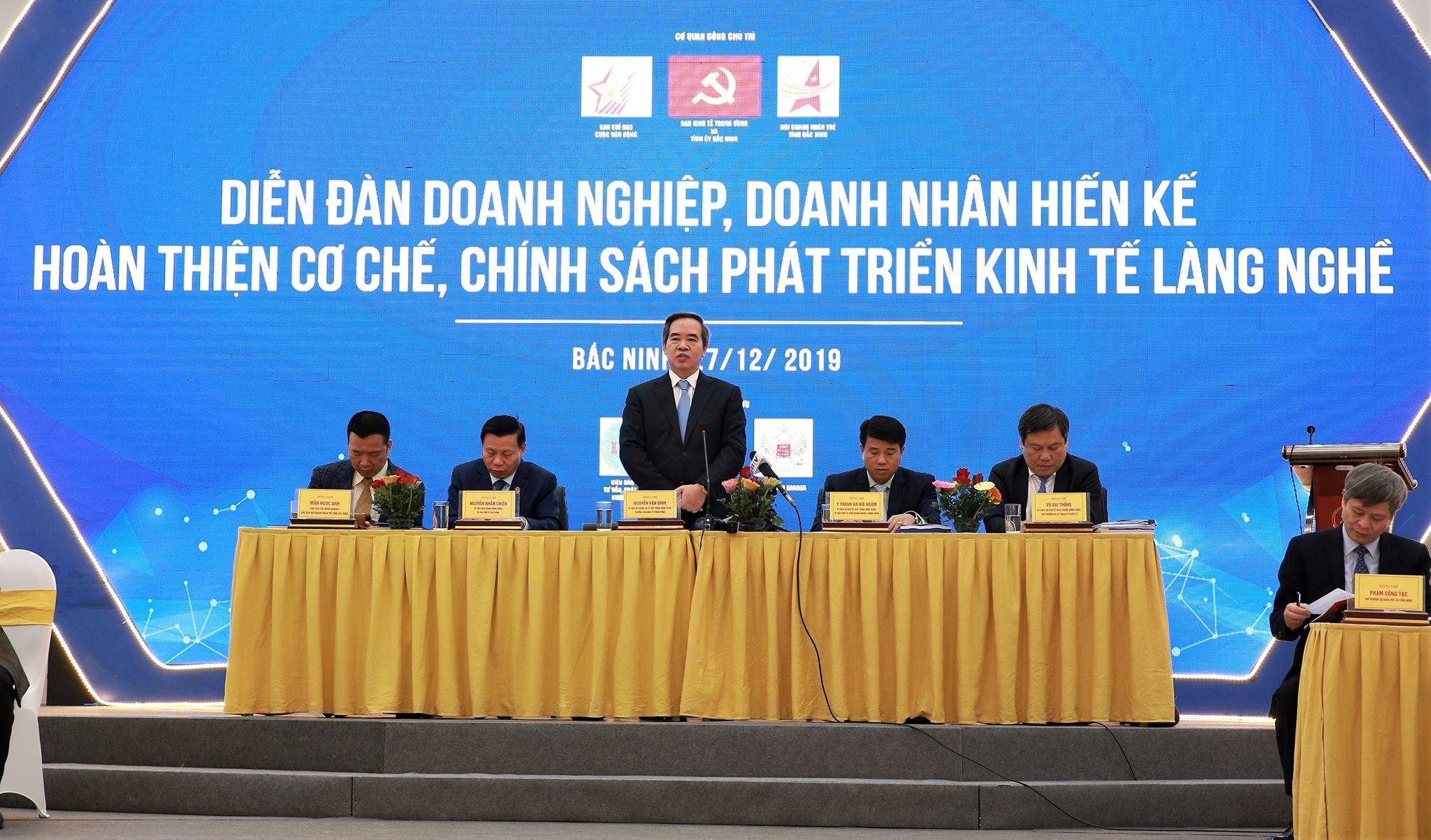 Truong Ban Kinh te Trung uong Nguyen Van Binh anh 1