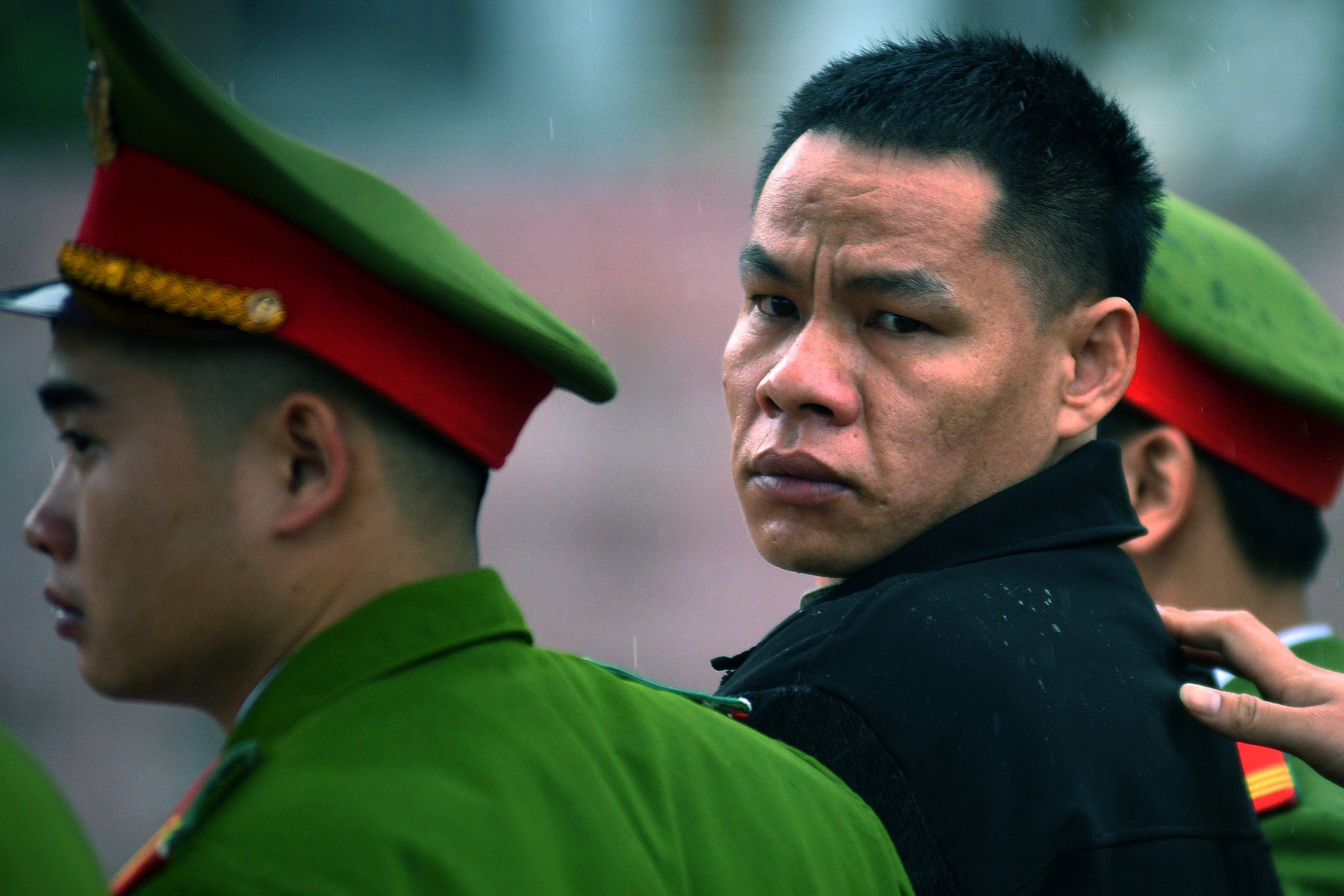 Nu sinh giao ga bi sat hai anh 2