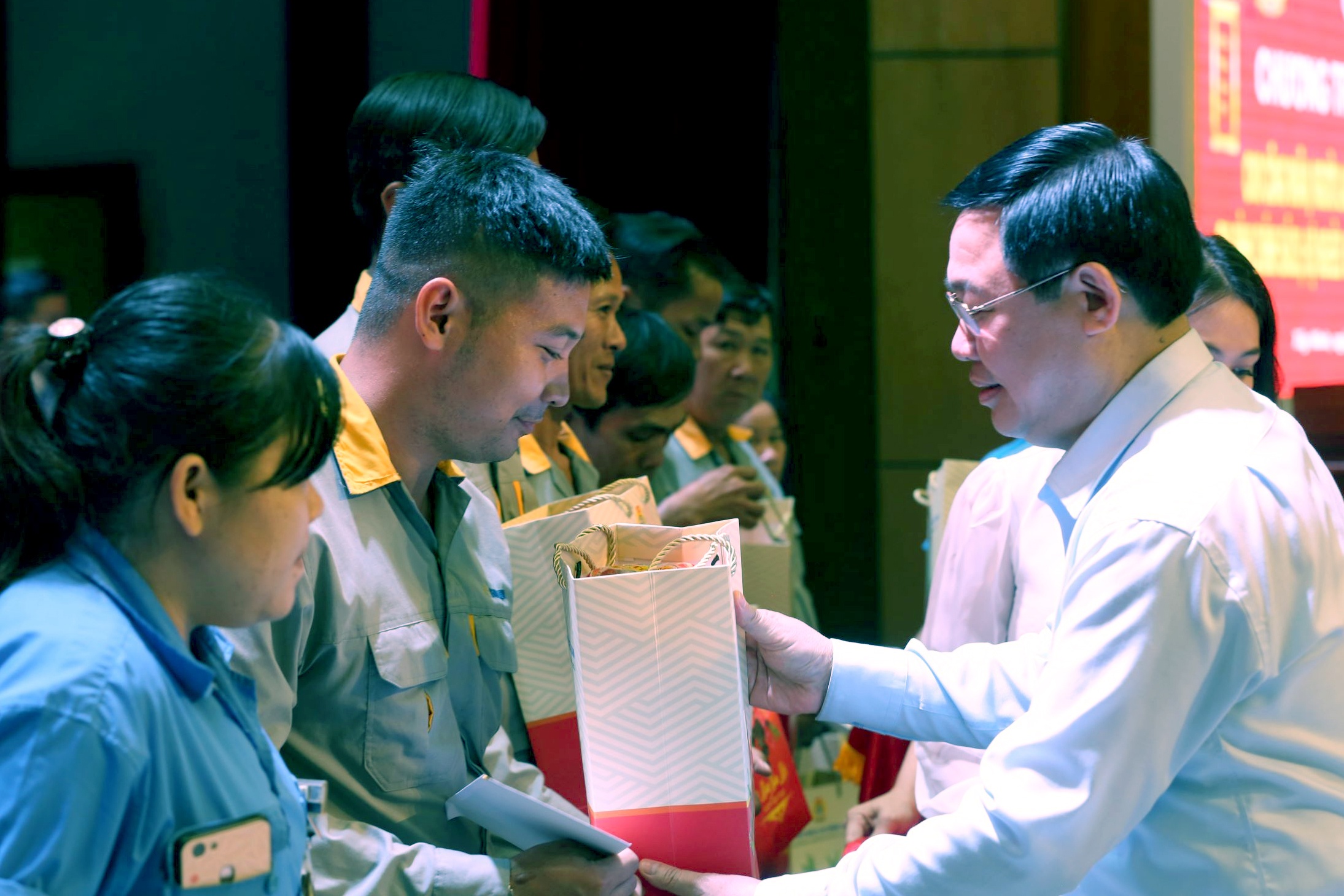 Pho thu tuong chia se voi cong nhan noi lo ngay Tet hinh anh