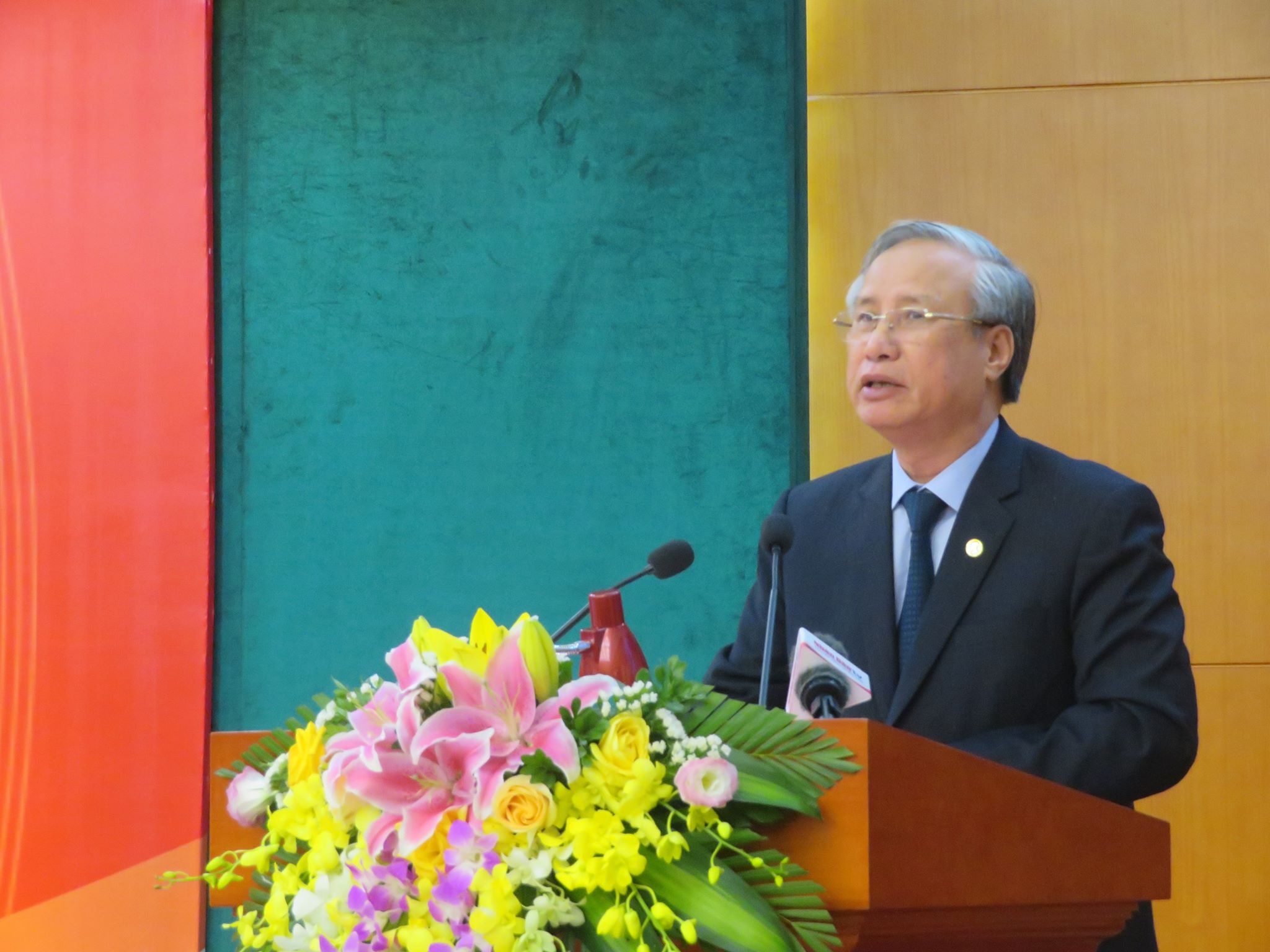 Gan 80 can bo dien Trung uong quan ly bi ky luat anh 1