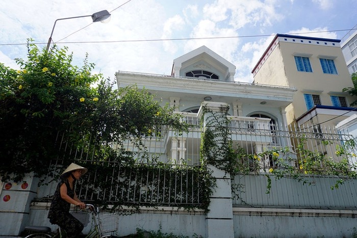 Xu ly can bo vi sai pham trong vu dau gia biet thu cua bau Kien hinh anh