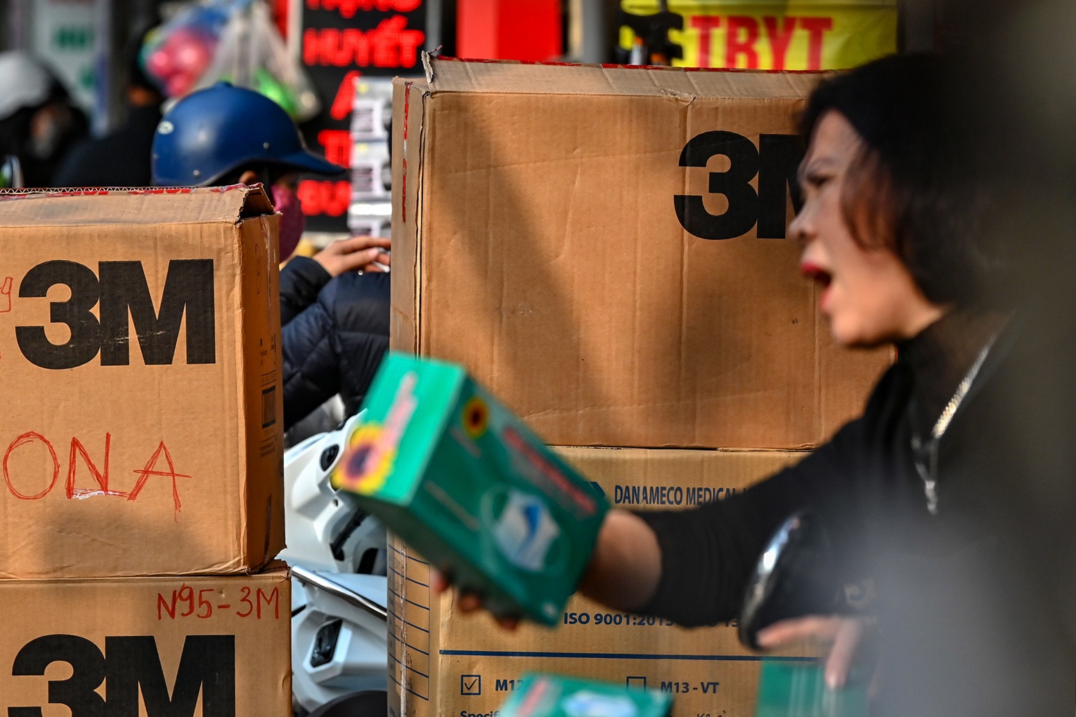 Tuoc giay phep nha thuoc tang gia khau trang trong dich virus corona hinh anh