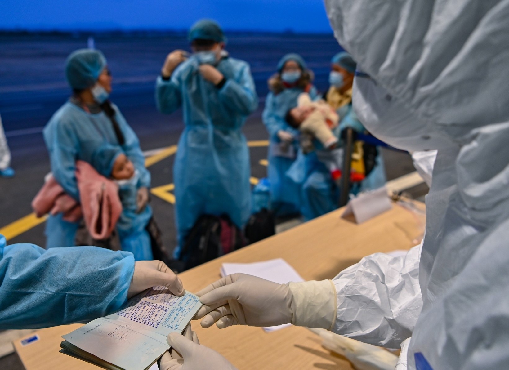 Chu tich Quoc hoi va Thu tuong trao doi xuyen Tet ve dich virus corona hinh anh