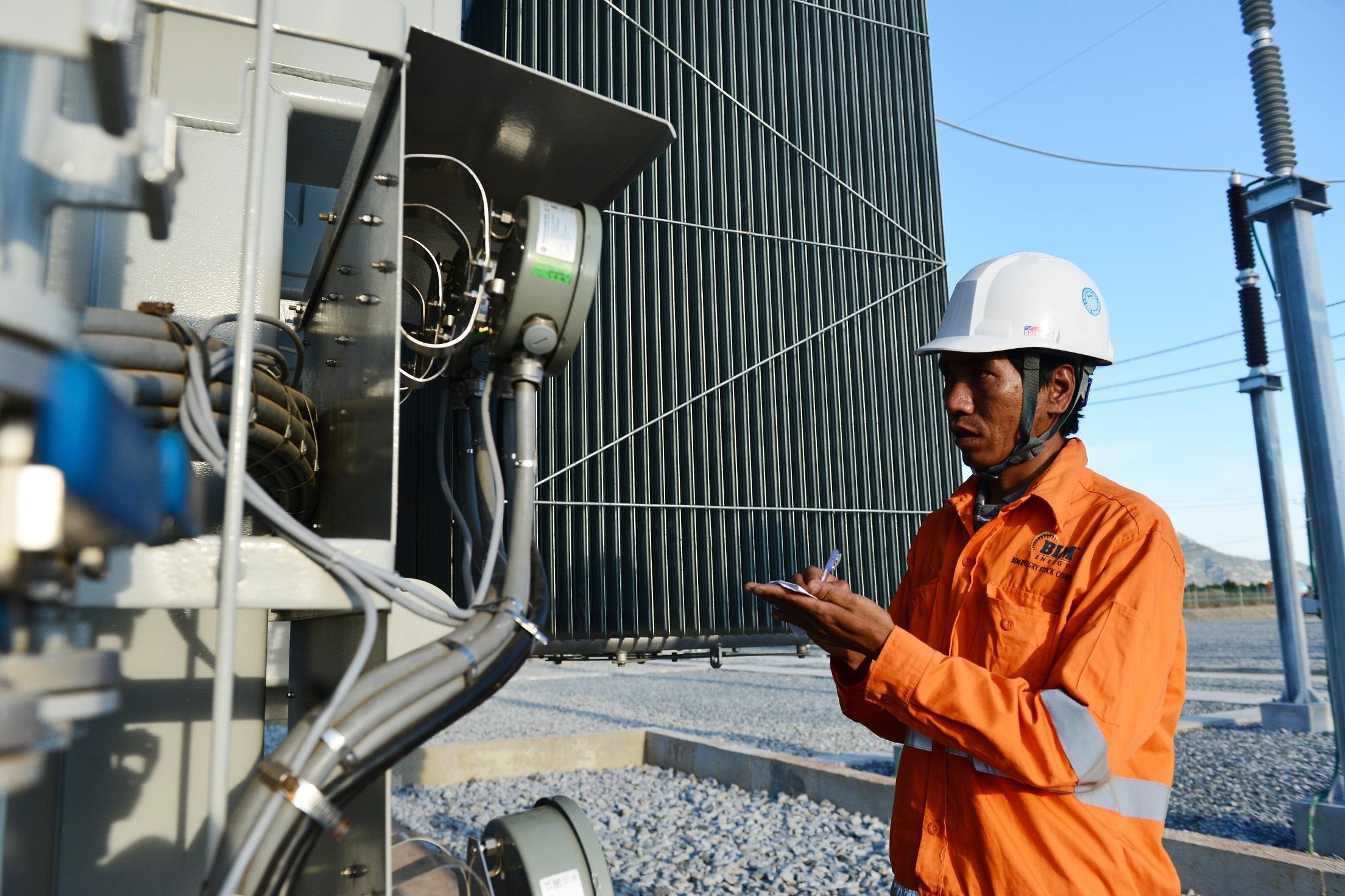 Bo Chinh tri: Kien quyet loai bo bao cap, doc quyen nganh nang luong hinh anh