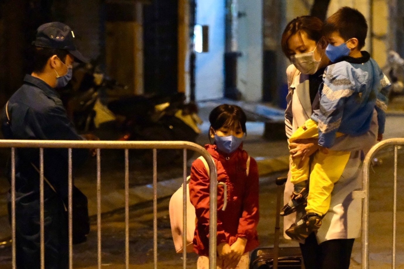 Ha Noi cach ly toan bo ho dan tu so nha 125 den 139 pho Truc Bach hinh anh