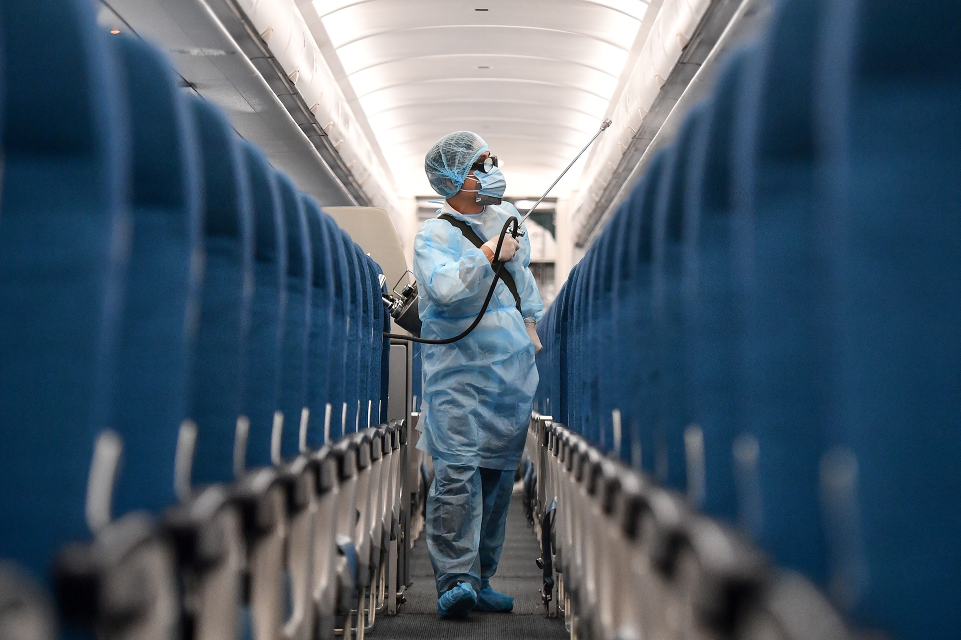 nha ve sinh may bay co nguy co lay Covid-19 cao nhat anh 1