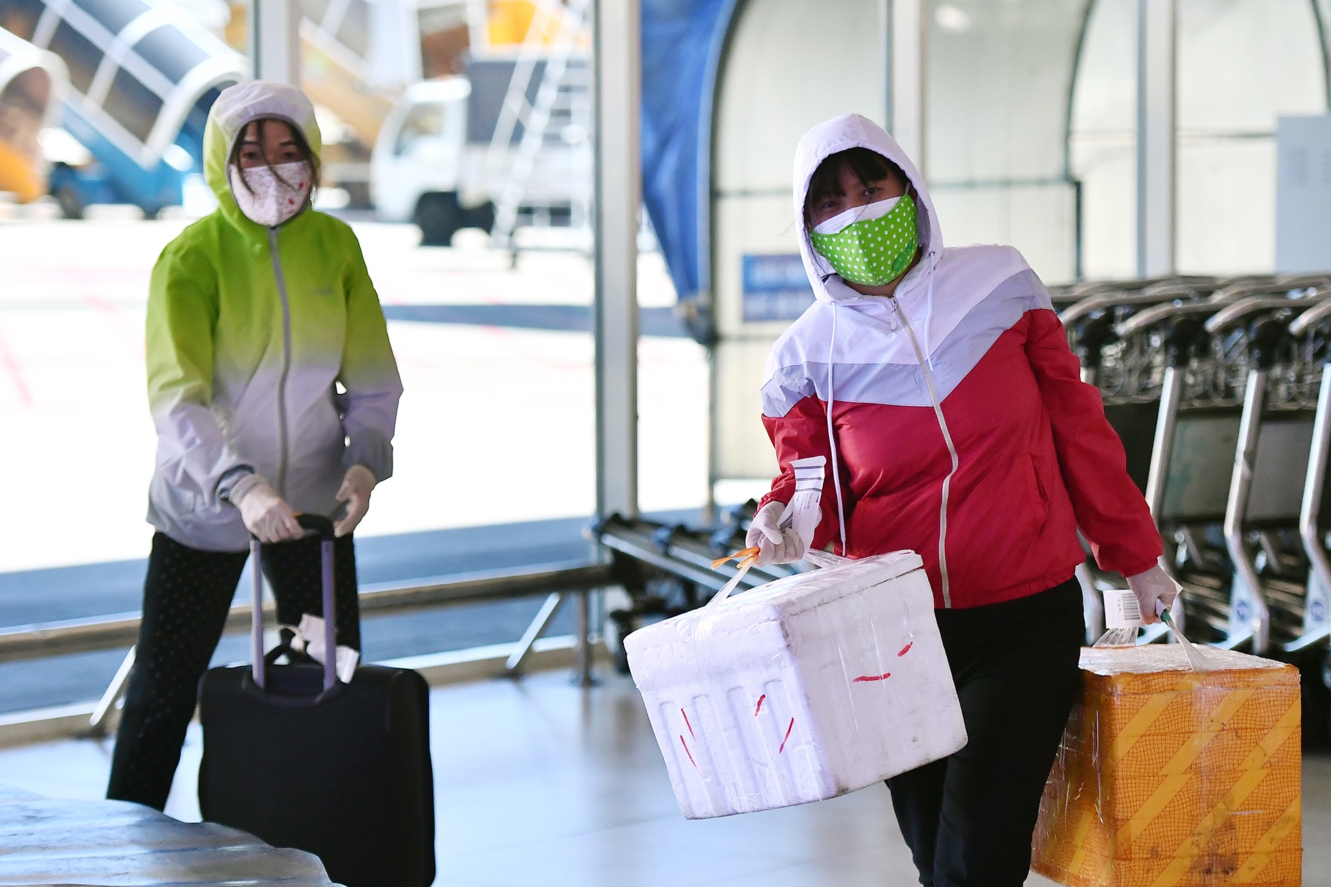 Phan luong nguoi nhap canh ngay khi xuong may bay hinh anh