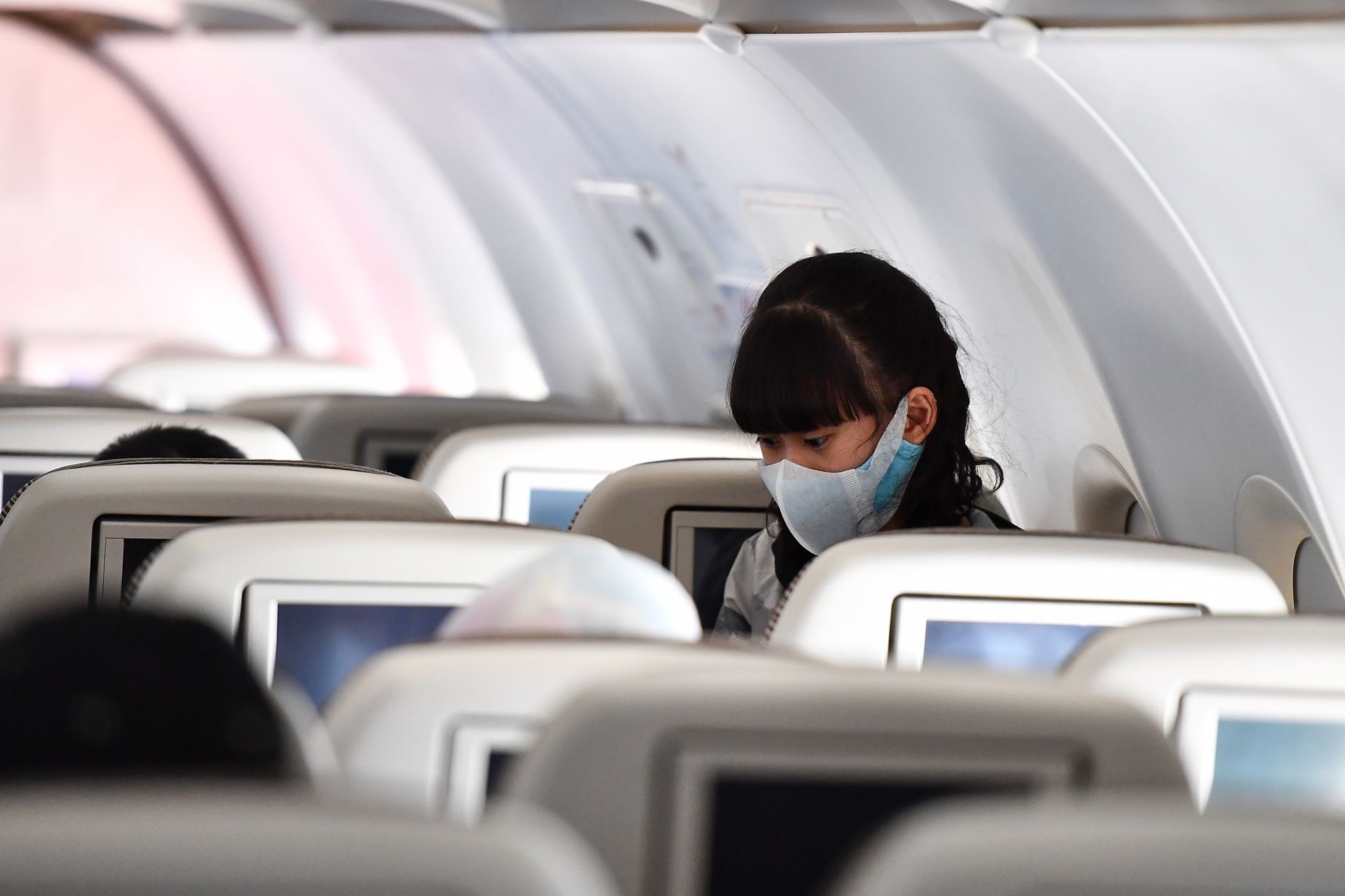 nu tiep vien nhiem Covid-19 anh 1