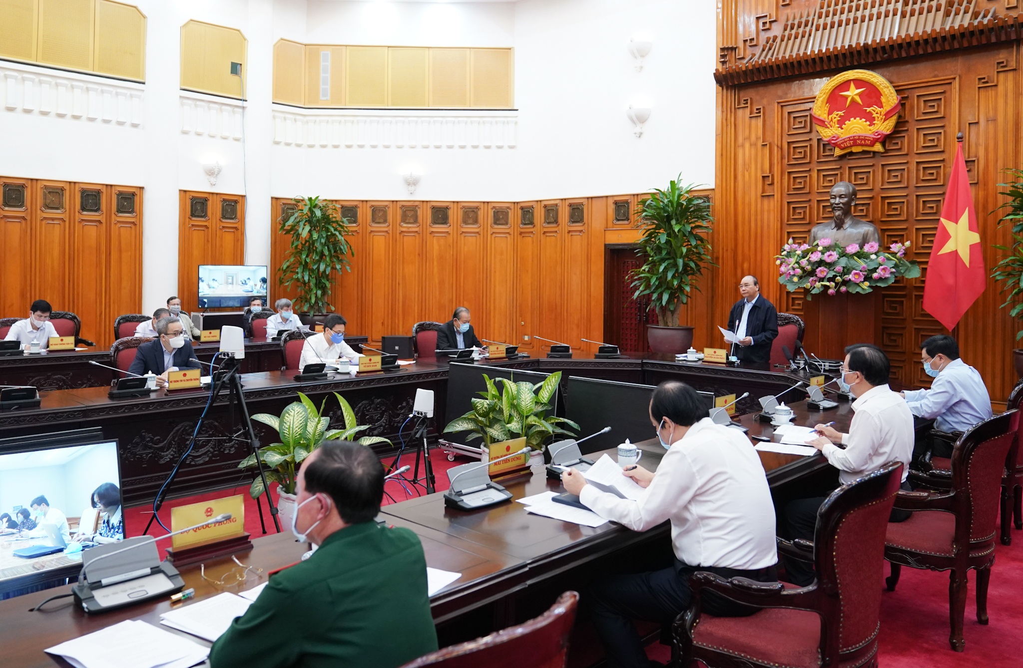 tim giai phap moi chong dich Covid-19 anh 1