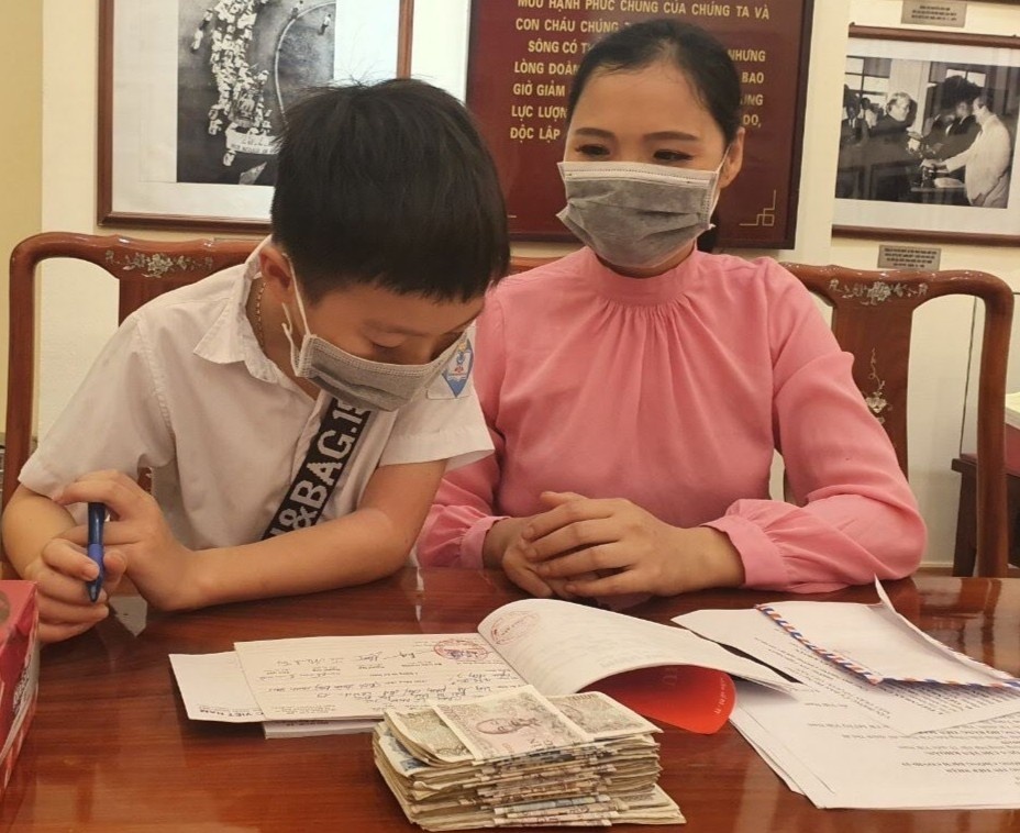 Be 8 tuoi ung ho het tien tiet kiem de 'cac bac Chinh phu' chong dich hinh anh