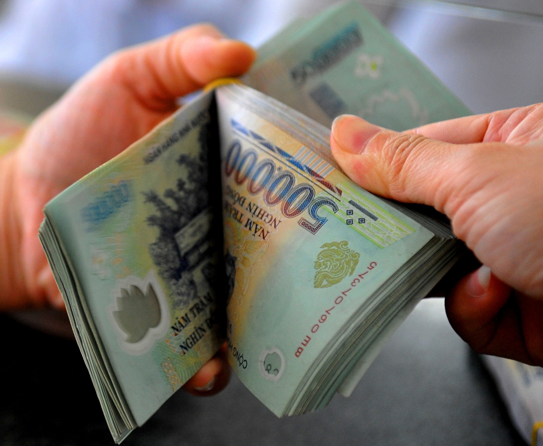 Chinh sach hieu luc thang 4: Tra luong khong dung han se bi phat nang hinh anh