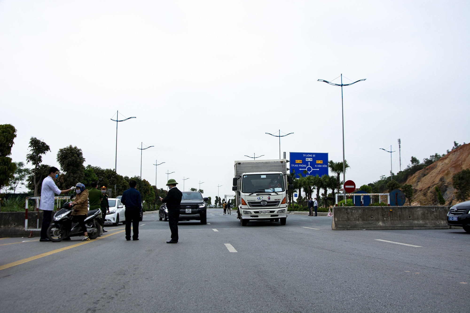 Quang Ninh bo lenh cam xe tu tinh khac vao anh 1