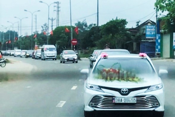 'Khong co ly do gi de to chuc dam cuoi ram ro luc nay' hinh anh