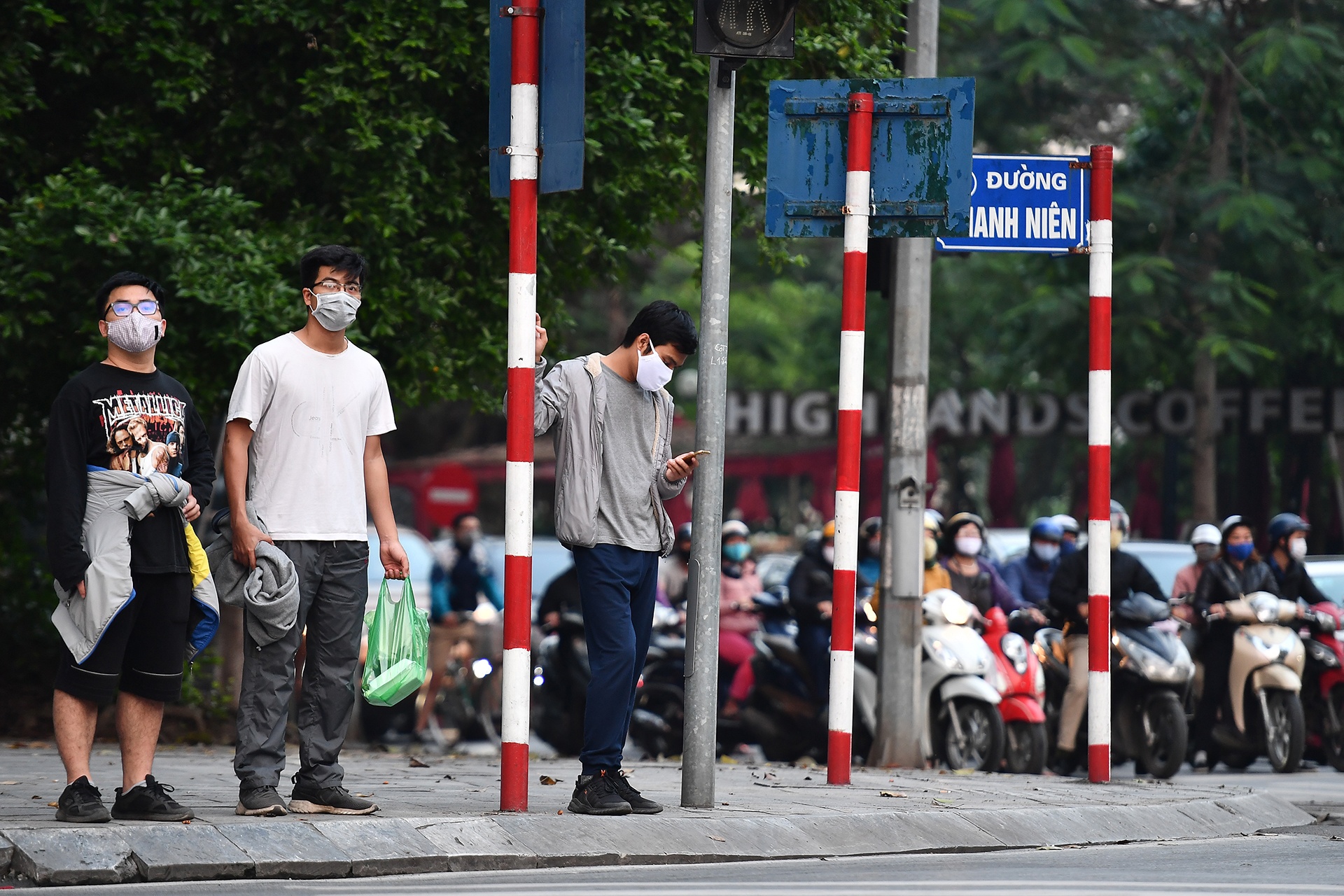 ‘Dan do ra duong, cac giai phap chong dich Covid-19 co the se vo tran' hinh anh