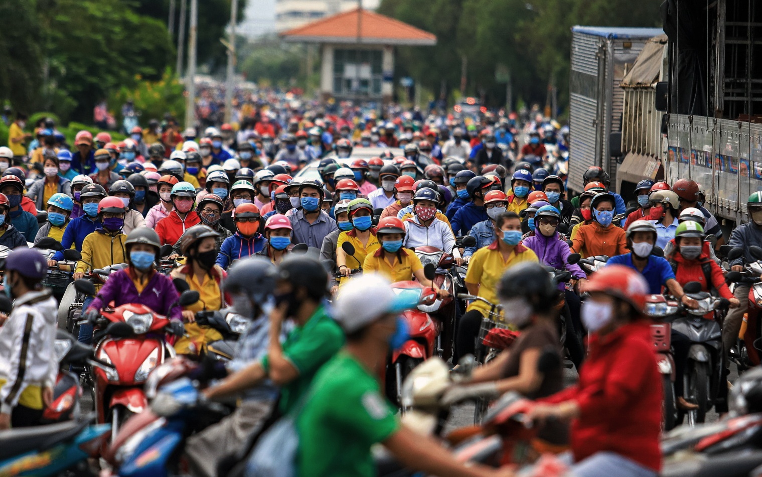 San sang ‘chung song an toan voi dich’ nhung tuyet doi khong chu quan hinh anh