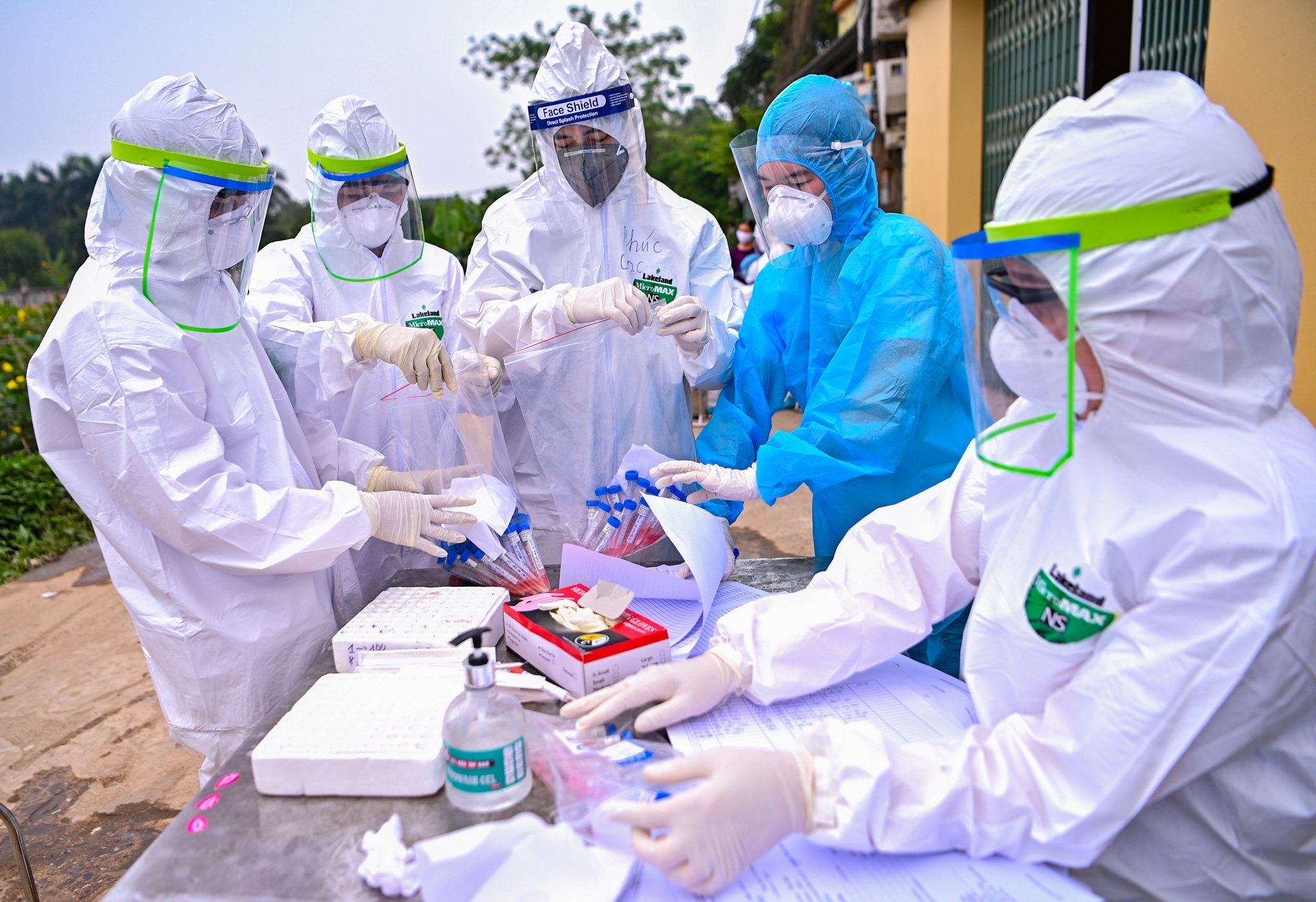 Bo Cong an trieu tap can bo CDC Ha Noi lien quan mua may xet nghiem hinh anh