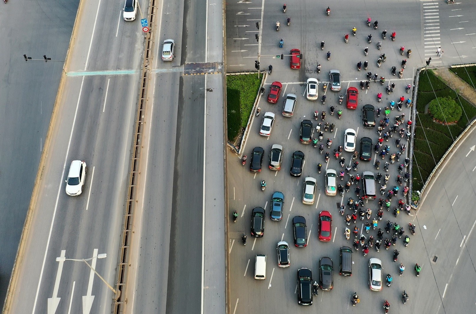 Ha Noi kien nghi keo dai cach ly xa hoi den het 30/4 hinh anh