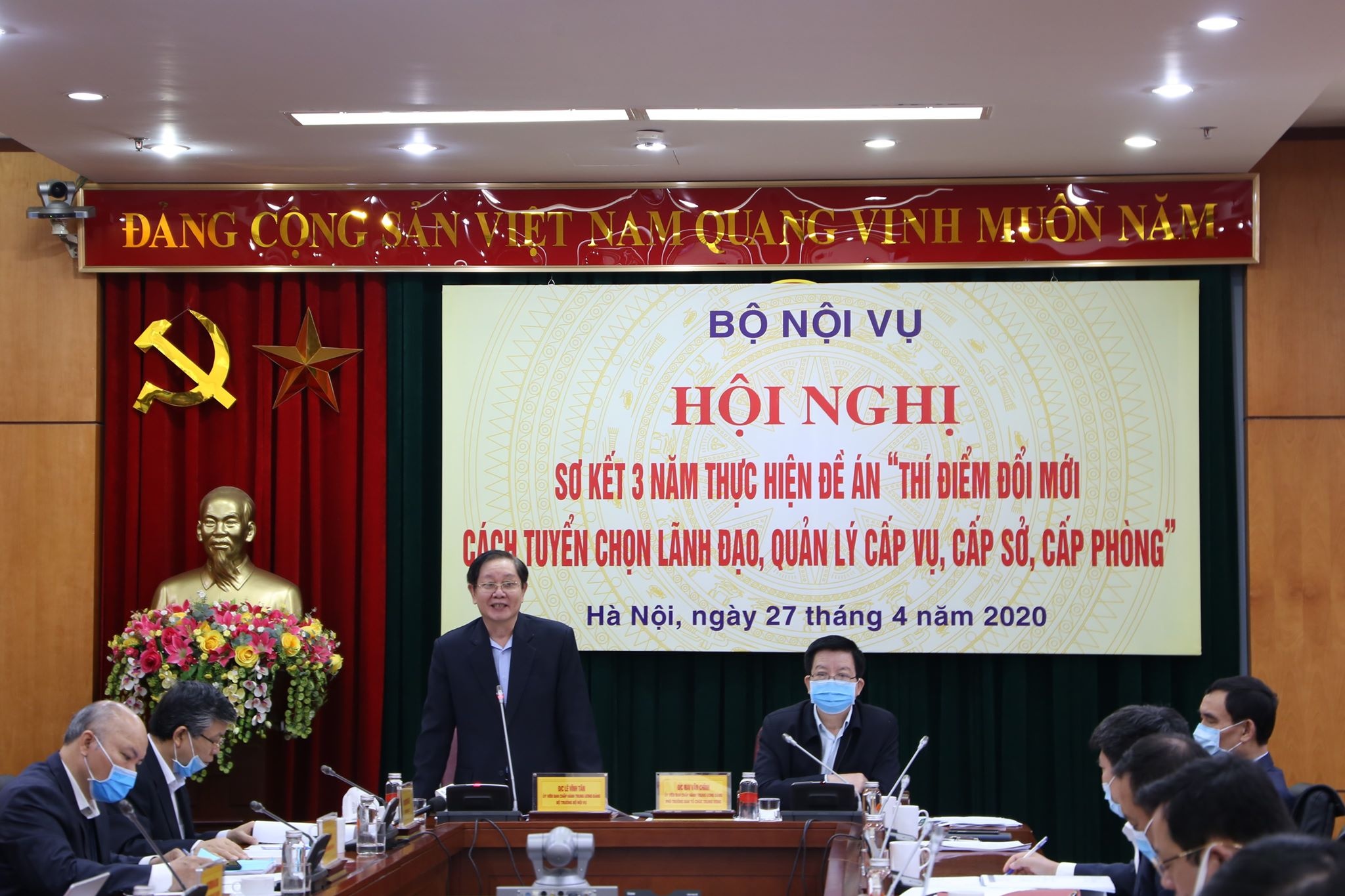 thi tuyen lanh dao anh 2