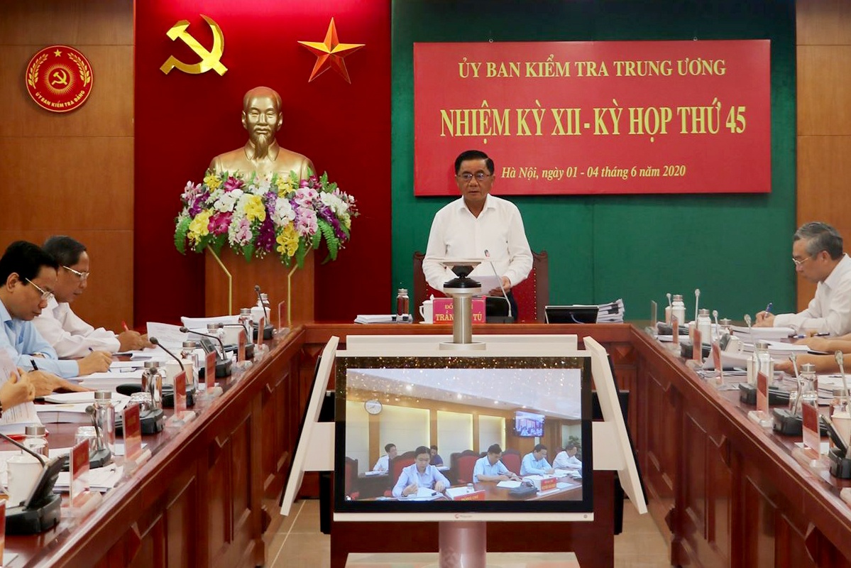 Uy ban Kiem tra Trung uong ky luat hang loat can bo hinh anh