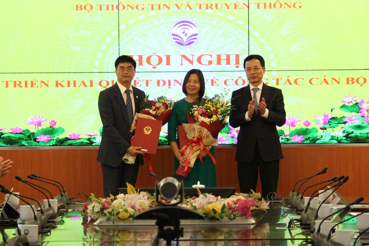 Bo TTTT dieu dong,  bo nhiem hang loat can bo anh 1