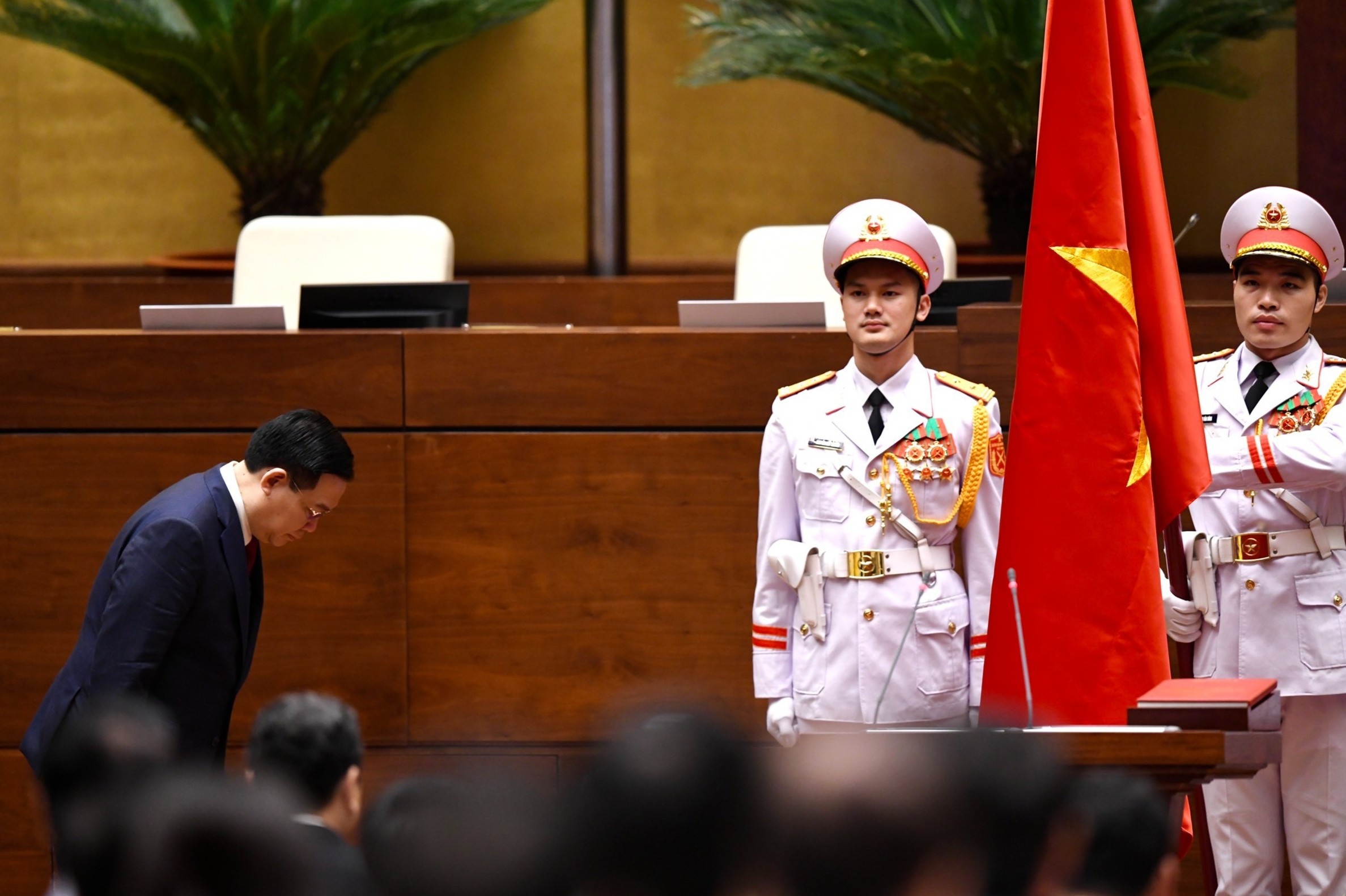 Le tuyen the cua tan Chu tich Quoc hoi Vuong Dinh Hue hinh anh