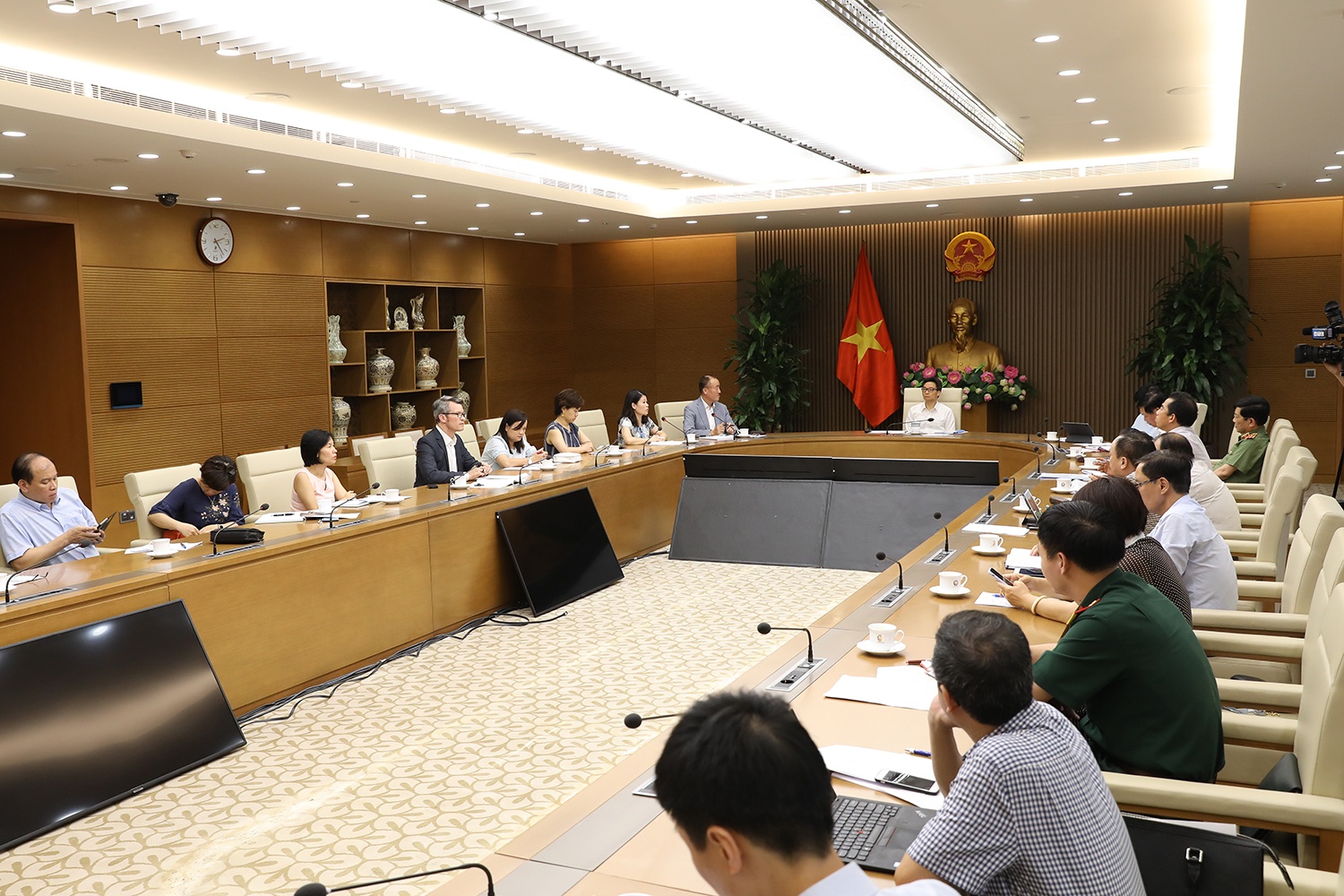 khuyen cao viec mo cua bien gioi anh 2