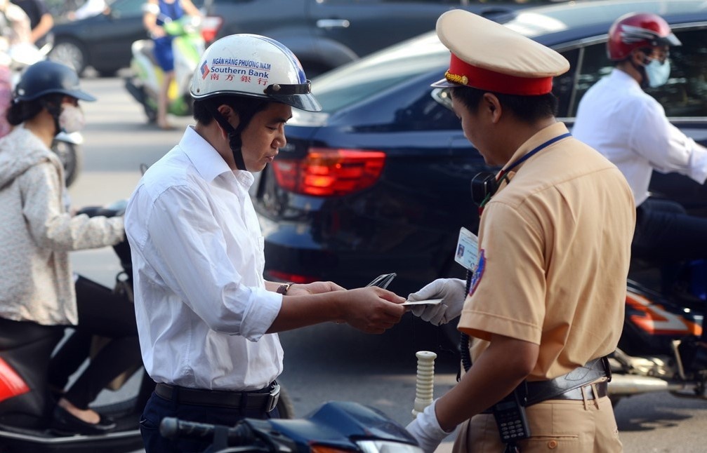 Nguoi dan duoc ngoi nha nop phat vi pham giao thong va cap, doi GPLX hinh anh