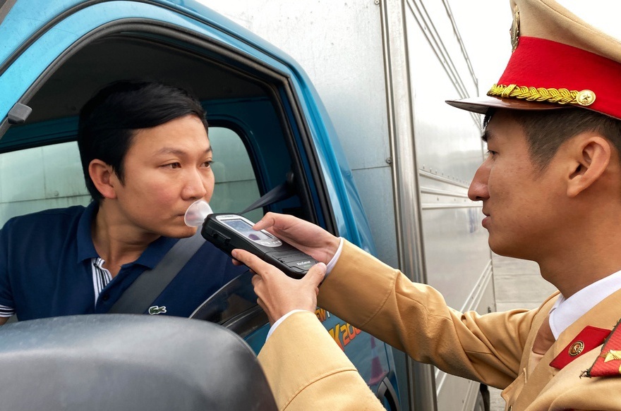 Pho thu tuong: Muc phat Nghi dinh 100 du suc ran de, lai xe da biet so hinh anh