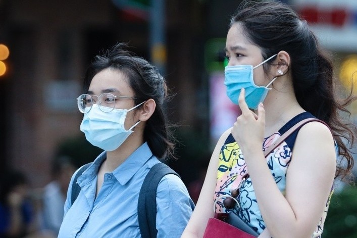 Chuyen gia khuyen nghi nguoi dan han che ra ngoai hinh anh