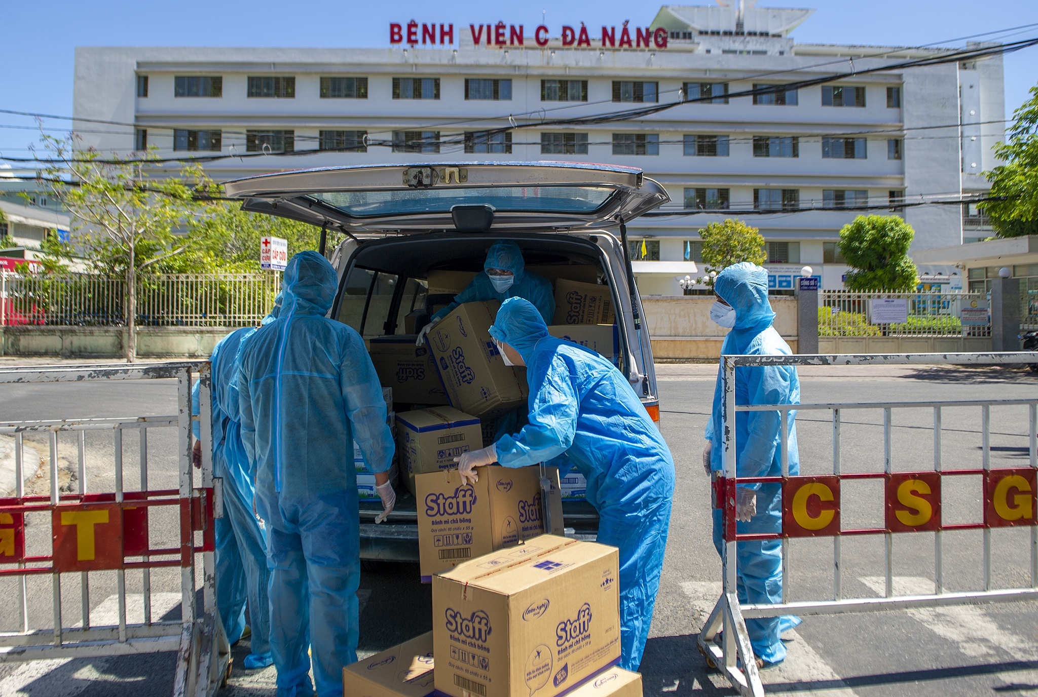 de nghi giam viec dua nguoi nhiem benh tu nuoc ngoai ve anh 1